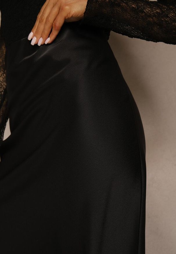 Renee - Czarna Spódnica z Satyny Zdobiona Koronką Marefera. Okazja: na co dzień. Kolor: czarny. Materiał: satyna, koronka. Wzór: aplikacja, koronka. Styl: casual