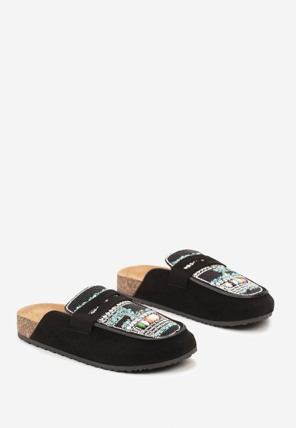 Renee - Czarne Klapki Mule z Koralikami na Zakrytym Nosku Aserhia. Kolor: czarny. Wzór: aplikacja, kolorowy. Styl: boho