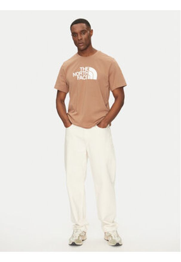 The North Face T-Shirt Easy NF0A8A6C Brązowy Regular Fit. Kolor: brązowy. Materiał: bawełna