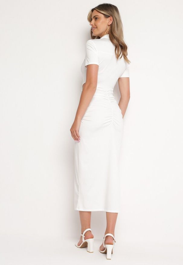 Born2be - Biała Sukienka Koszulowa z Wycięciami w Talii i i Marszczeniami Zapinana na Guziki Quvlea. Okazja: na co dzień. Kolor: biały. Materiał: wiskoza, jeans. Typ sukienki: koszulowe. Styl: casual