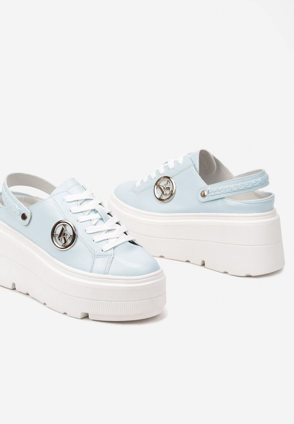 Born2be - Niebieskie Sneakersy Vices na Grubej Tłoczonej Podeszwie z Paskiem na Pięcie i Metaliczną Ozdobą Zenfedi. Okazja: na co dzień. Zapięcie: pasek. Kolor: niebieski. Materiał: jeans. Szerokość cholewki: normalna. Wzór: aplikacja