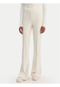 Guess Spodnie materiałowe W4YB01 KCBO2 Beżowy Flare Fit. Kolor: beżowy. Materiał: syntetyk #1