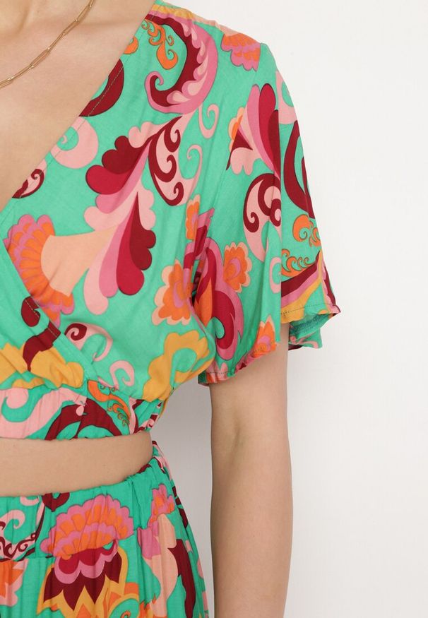 Born2be - Zielony Komplet Krótka Bluzka z Kopertowym Dekoltem Spódnica z Gumką w Pasie Binesta. Kolor: zielony. Materiał: jeans, materiał