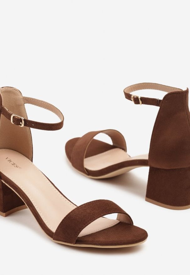 Born2be - Brązowe Sandały Vices na Obcasie w Klasycznym Stylu Jelhiris. Okazja: na co dzień. Zapięcie: sprzączka. Kolor: brązowy. Materiał: jeans. Obcas: na obcasie. Styl: klasyczny. Wysokość obcasa: średni
