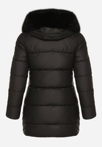 Born2be - Czarna Taliowana Kurtka z Pikowanymi Przeszyciami i Kapturem z Futrem Avileria. Okazja: na co dzień, na spacer. Kolekcja: plus size. Kolor: czarny. Materiał: futro. Styl: casual #5
