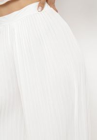 Born2be - Białe Spodnie Plisowane Szerokie z Wyższym Stanem Elirnasse. Stan: podwyższony. Kolor: biały #2