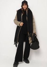 Born2be - Beżowa Długa Kurtka Pikowana z Kapturem i Ozdobnymi Suwakami Hediella. Okazja: na co dzień. Typ kołnierza: kaptur. Kolor: beżowy. Materiał: jeans, dzianina. Długość: długie. Styl: klasyczny, casual, elegancki #6