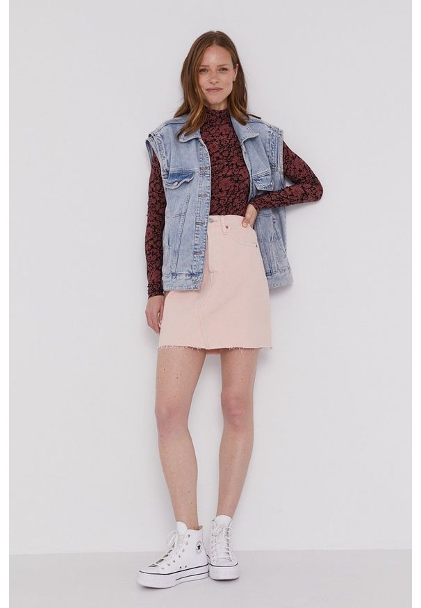 Levi's® - Levi's - Spódnica jeansowa. Okazja: na co dzień, na spotkanie biznesowe. Kolor: różowy. Materiał: jeans. Wzór: gładki. Styl: biznesowy, casual
