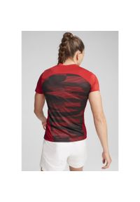 Puma - Damska koszulka przedmeczowa z krótkim rękawem AC Milan PUMA. Kolor: czerwony, wielokolorowy, czarny. Długość rękawa: krótki rękaw. Długość: krótkie