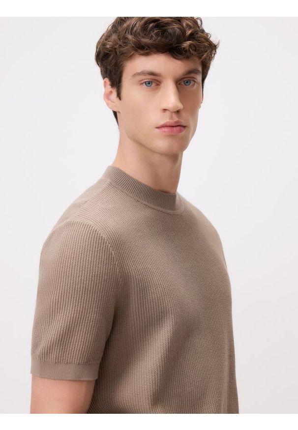 Reserved - Strukturalny sweter - brązowy. Kolor: brązowy. Materiał: bawełna