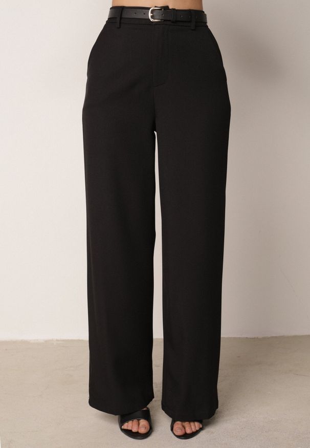 Born2be - Czarny Garniturowy Komplet Szerokie Spodnie i Asymetryczna Bluzka Bez Rękawów Sinaia. Kolor: czarny. Materiał: poliester