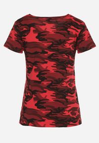 Born2be - Czerwony Bawełniany T-shirt w Moro Navaria. Okazja: na co dzień. Kolor: czerwony. Materiał: bawełna. Wzór: moro. Styl: casual, militarny #7