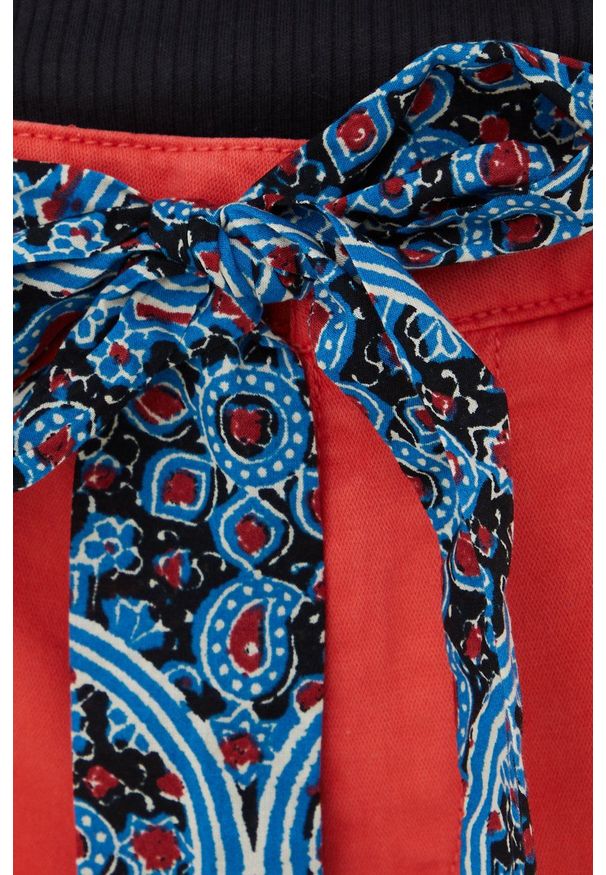 Superdry szorty damskie kolor czerwony gładkie medium waist. Okazja: na co dzień. Kolor: czerwony. Materiał: bawełna, tkanina. Wzór: gładki. Styl: casual