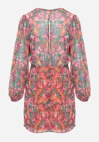 Renee - Różowo-Pomarańczowa Krótka Sukienka Kopertowa w Kwiatowy Wzór Ninora. Kolor: różowy. Wzór: kwiaty. Typ sukienki: kopertowe. Długość: mini #4