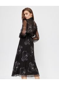 ICON - Czarna sukienka z jedwabiu Joana. Kolor: czarny. Materiał: jedwab. Wzór: aplikacja. Typ sukienki: rozkloszowane. Styl: klasyczny. Długość: midi #3