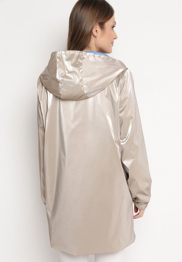 Born2be - Jasnoniebieska Kurtka Dwustronna z Nieodpinanym Kapturem i Metalicznym Efektem Lirednil. Kolor: niebieski. Wzór: gładki. Styl: elegancki