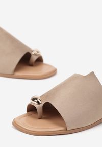 Born2be - Ciemnobeżowe Klapki Vices Japonki z Metaliczną Ozdobą Arezelia. Okazja: na co dzień. Kolor: beżowy. Wzór: aplikacja. Styl: elegancki, casual