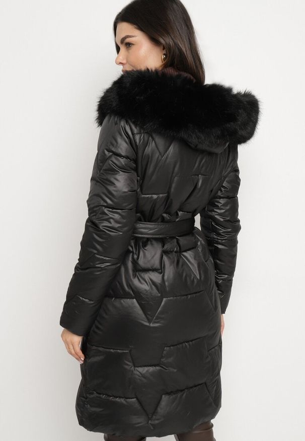Born2be - Czarna Pikowana Kurtka o Długim Kroju Ozdobiona Paskiem i Odpinanym Futerkiem Milirra. Okazja: na spacer. Kolor: czarny. Materiał: futro. Długość: długie. Wzór: aplikacja. Styl: wizytowy, elegancki