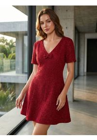Sinsay - Elegancka sukienka mini z ozdobną kokardą - bordowy. Typ kołnierza: kokarda. Kolor: czerwony. Styl: elegancki. Długość: mini #1