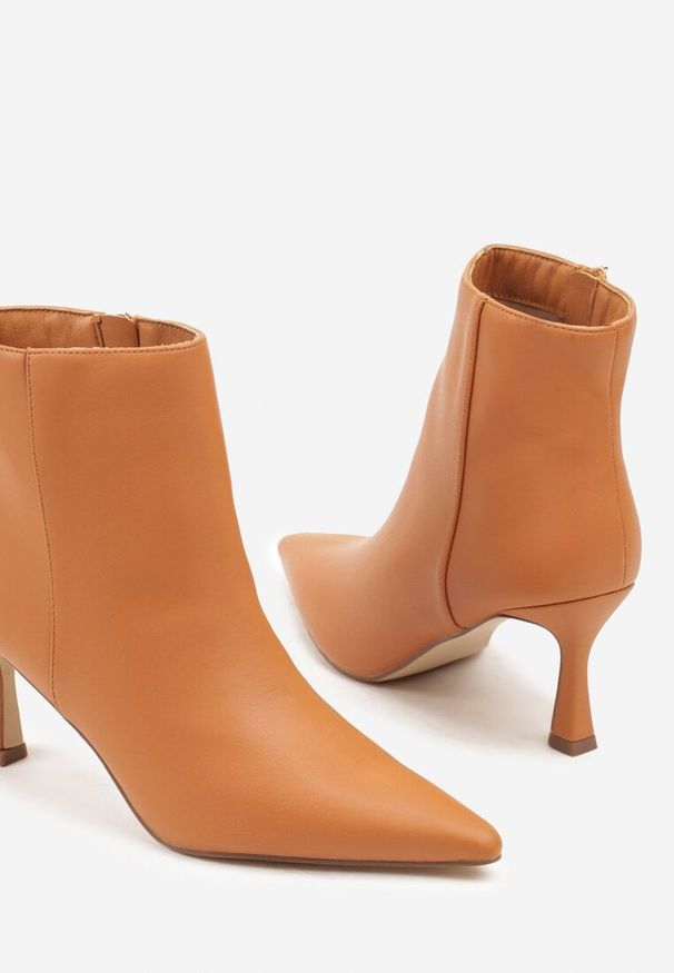 Renee - Jasnobrązowe Botki do Kostki Vices na Klepsydrowym Obcasie z Noskiem w Szpic Vidvire. Okazja: na randkę, na co dzień. Kolor: brązowy. Materiał: jeans. Obcas: na obcasie. Styl: casual, elegancki. Wysokość obcasa: średni