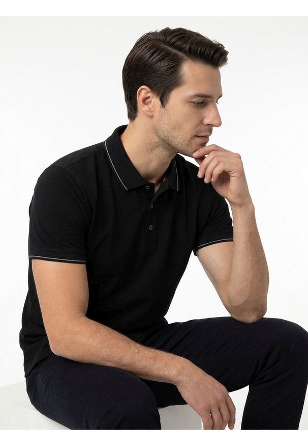 Klasyczna, Męska Koszulka Polo - Adriano Guinari - Czarna. Typ kołnierza: polo. Kolor: czarny. Materiał: bawełna. Styl: klasyczny
