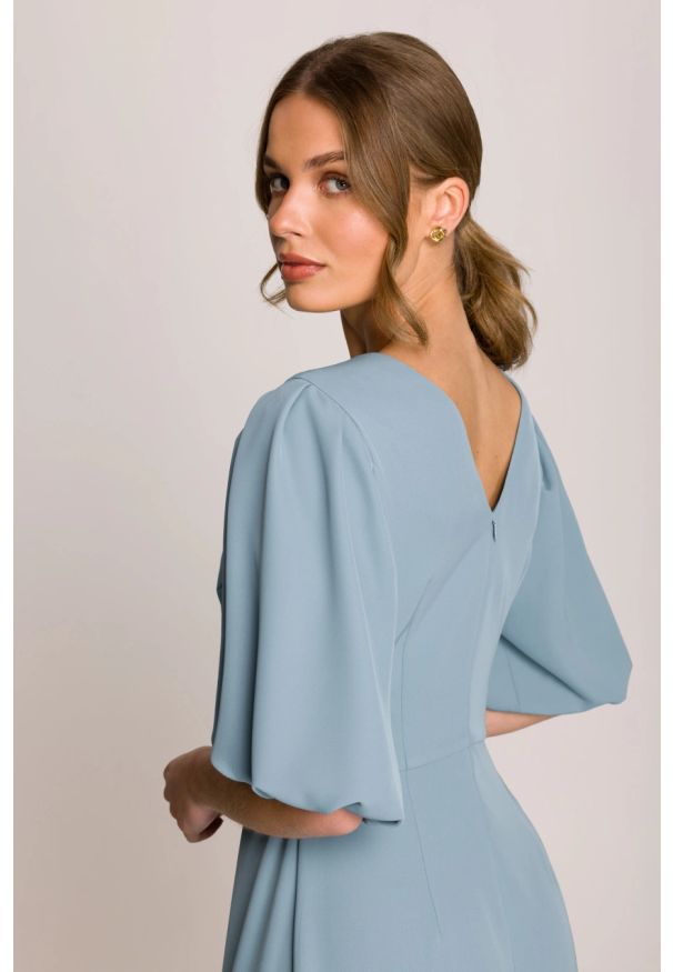 Stylove - Elegancka sukienka koktajlowa z bufiastymi rękawami błękitna. Okazja: na wesele, na imprezę, na ślub cywilny. Kolor: niebieski, różowy. Materiał: materiał, elastan. Długość rękawa: krótki rękaw. Sezon: lato. Typ sukienki: rozkloszowane. Styl: elegancki, wizytowy. Długość: midi