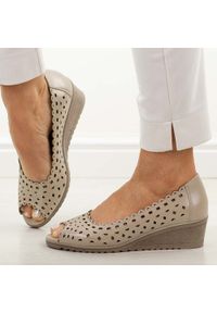 POTOCKI - Złote ażurowe czółenka damskie na koturnie Potocki 12755. Okazja: na co dzień. Kolor: złoty. Materiał: skóra. Wzór: ażurowy. Sezon: wiosna, lato. Obcas: na koturnie. Styl: casual, elegancki, klasyczny #1