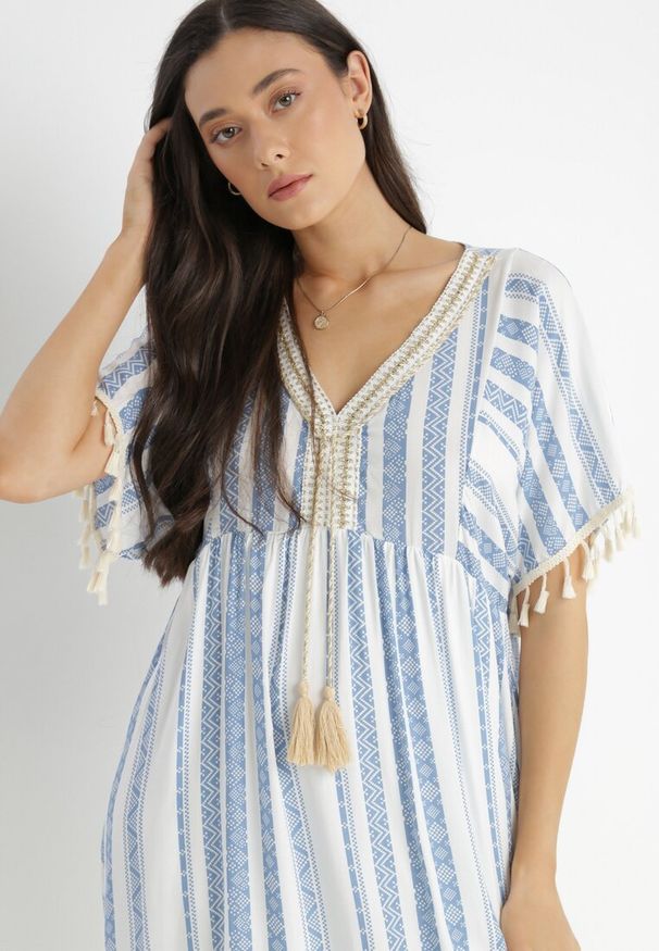 Born2be - Niebieska Sukienka Sophoreia. Kolor: niebieski. Długość rękawa: krótki rękaw. Wzór: aplikacja, paski. Typ sukienki: rozkloszowane. Styl: boho