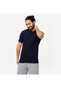 DOMYOS - Koszulka z krótkim rękawem męska Domyos Gym & Pilates 500 slim. Kolor: niebieski. Materiał: materiał, elastan, poliester, bawełna. Długość rękawa: krótki rękaw. Długość: krótkie. Sport: joga i pilates