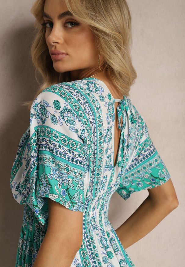 Renee - Zielona Krótka Sukienka z Wiskozy w Kwiaty z Gumką w Talii i Rękawami Nietoperz Uilena. Kolor: zielony. Materiał: wiskoza. Wzór: kwiaty. Długość: mini