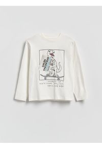 Reserved - Bawełniany longsleeve z nadrukiem - złamana biel. Materiał: bawełna. Długość rękawa: długi rękaw. Wzór: nadruk #1