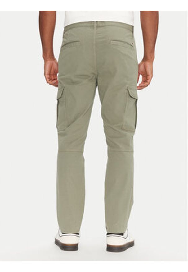 Tommy Jeans Spodnie materiałowe Austin DM0DM20281 Zielony Regular Fit. Kolor: zielony. Materiał: bawełna