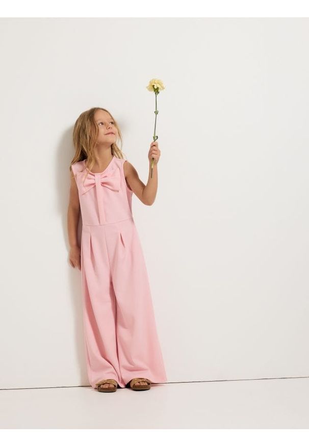 Reserved - Kombinezon z kokardą - pastelowy róż. Typ kołnierza: kokarda. Kolor: różowy. Materiał: tkanina. Typ sukienki: proste