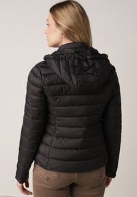 Born2be - Czarna Taliowana Przejściowa Kurtka Pikowana z Odpinanym Kapturem Zinnorae. Okazja: na co dzień. Kolor: czarny. Materiał: jeans, nylon. Styl: casual #5