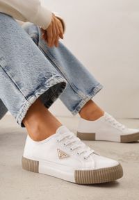 Born2be - Biało-Beżowe Trampki VICES na Grubej Podeszwie z Tłoczeniami z Trójkątną Aplikacją Bolirea. Nosek buta: okrągły. Zapięcie: sznurówki. Kolor: biały. Materiał: materiał. Wzór: aplikacja. Obcas: na obcasie. Wysokość obcasa: niski #8