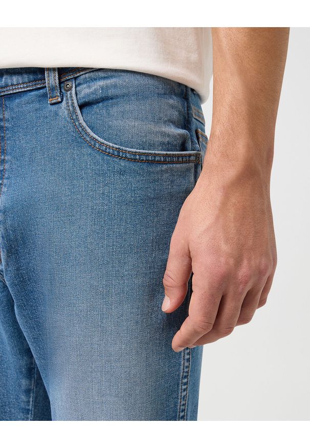 Wrangler - WRANGLER MĘSKIE SPODENKI JEANSOWE TEXAS SHORTS STRIDE 112350658 W11C018020. Materiał: jeans