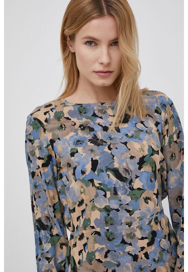 Vero Moda sukienka midi rozkloszowana. Kolor: niebieski. Materiał: materiał, tkanina, wiskoza. Długość rękawa: długi rękaw. Typ sukienki: rozkloszowane. Długość: midi