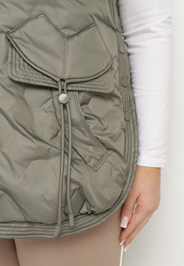 Born2be - Zielona Kamizelka Pikowana z Ozdobnymi Kieszonkami z Kapturem Embia. Okazja: na spacer, na co dzień. Typ kołnierza: kaptur. Kolekcja: plus size. Kolor: zielony. Materiał: jeans. Sezon: jesień. Styl: casual, elegancki