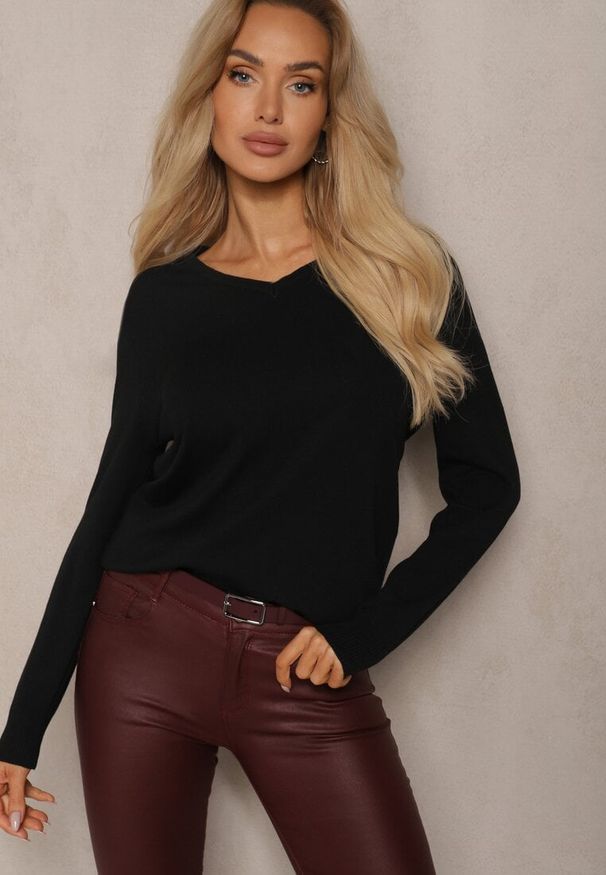 Renee - Czarny Minimalistyczny Sweter z Dekoltem w Kształcie Litery V Sinovae. Okazja: na co dzień. Typ kołnierza: dekolt w kształcie V. Kolor: czarny. Materiał: jeans. Styl: elegancki, casual
