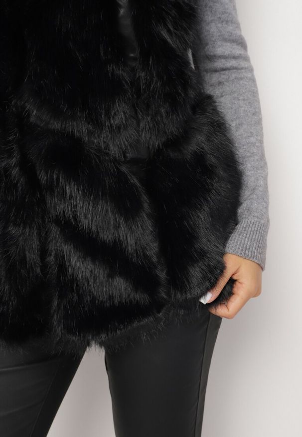 Born2be - Czarna Kamizelka Futrzana z Wstawkami z Ekoskóry Batliewa. Kolor: czarny. Materiał: futro. Wzór: aplikacja