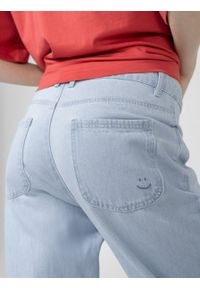 outhorn - Jeansy z prostymi nogawkami damskie - niebieskie. Stan: podwyższony. Kolor: niebieski. Materiał: jeans. Wzór: haft #10