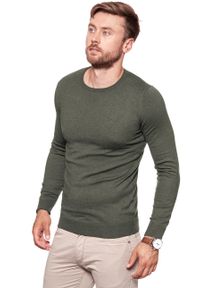 Wrangler - MĘSKI SWETER WRANGLER CREW KNIT DUSTY OLIVE W85672P45. Kolor: zielony. Styl: klasyczny #7