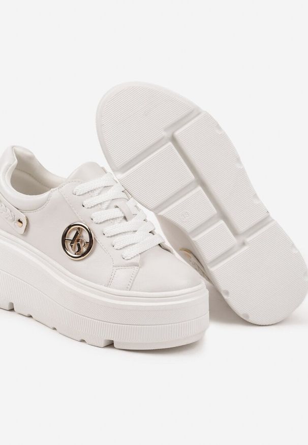Born2be - Białe Sneakersy Vices na Grubej Podeszwie z Metaliczną Ozdobą Tatorelis. Okazja: na co dzień. Kolor: biały. Materiał: jeans. Wzór: aplikacja