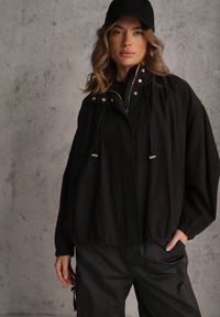 Renee - Czarna Oversizowa Kurtka Przejściowa o Kroju Bombki z Bawełny i Wiskozy Birana. Okazja: na co dzień. Typ kołnierza: kaptur. Kolor: czarny. Materiał: wiskoza, bawełna. Styl: casual #1