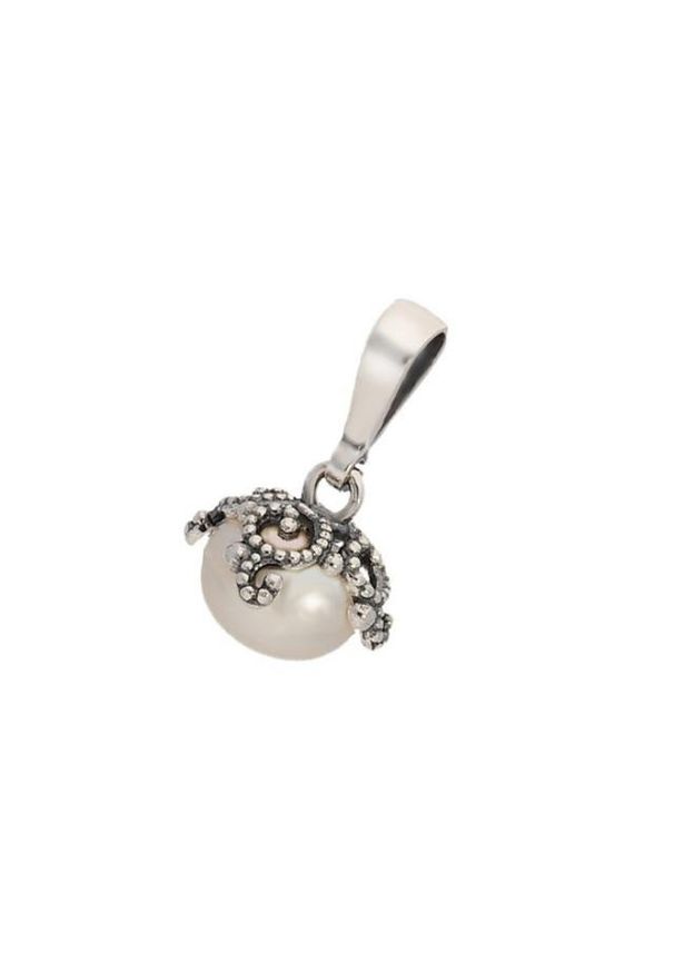 Polcarat Design - Srebrny oksydowany wisiorek z perłą W 1787. Materiał: srebrne. Kolor: srebrny. Wzór: kwiaty, aplikacja. Kamień szlachetny: perła