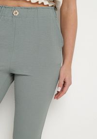 Born2be - Ciemnozielone Spodnie Capri z Bawełną i Wysokim Stanem Galirosa. Okazja: na spacer, na co dzień. Stan: podwyższony. Kolor: zielony. Materiał: bawełna. Styl: elegancki, casual #4