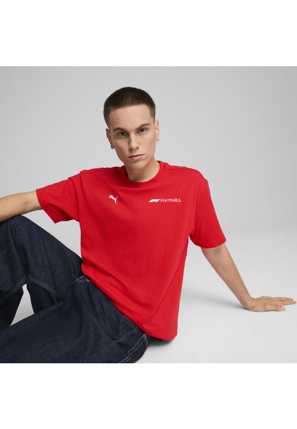 Puma - Męska koszulka F1® ESS+ o luźnym kroju z grafiką PUMA Pop Red. Kolor: czerwony