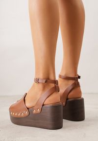 Renee - Brązowe Sandały na Platformie i Koturnie z Nitami po Bokach Zaehesh. Okazja: na co dzień. Zapięcie: sprzączka. Kolor: brązowy. Materiał: jeans. Obcas: na koturnie. Styl: casual #2