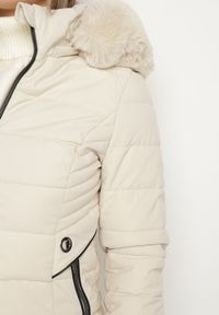 Born2be - Jasnobeżowa Pikowana Kurtka z Kapturem i Futerkiem z Możliwością Odpięcia Taralina. Okazja: na spacer, na co dzień. Typ kołnierza: kaptur. Kolor: beżowy. Materiał: futro. Styl: casual, klasyczny #4