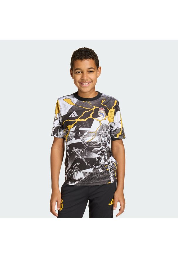 Adidas - Dziecięca koszulka adidas Real Madryt Avengers 25/26 Pre-Match. Kolor: żółty, czarny, wielokolorowy, biały. Wzór: motyw z bajki. Sport: piłka nożna